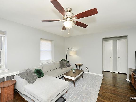 2nd image of 980 Main St APT C1