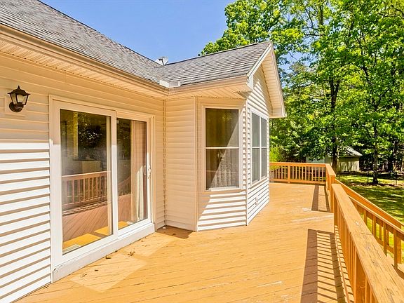 4th image of 12 Camelot Ln