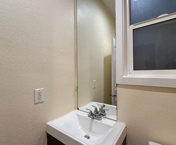 225 W 25th St — Photo 18