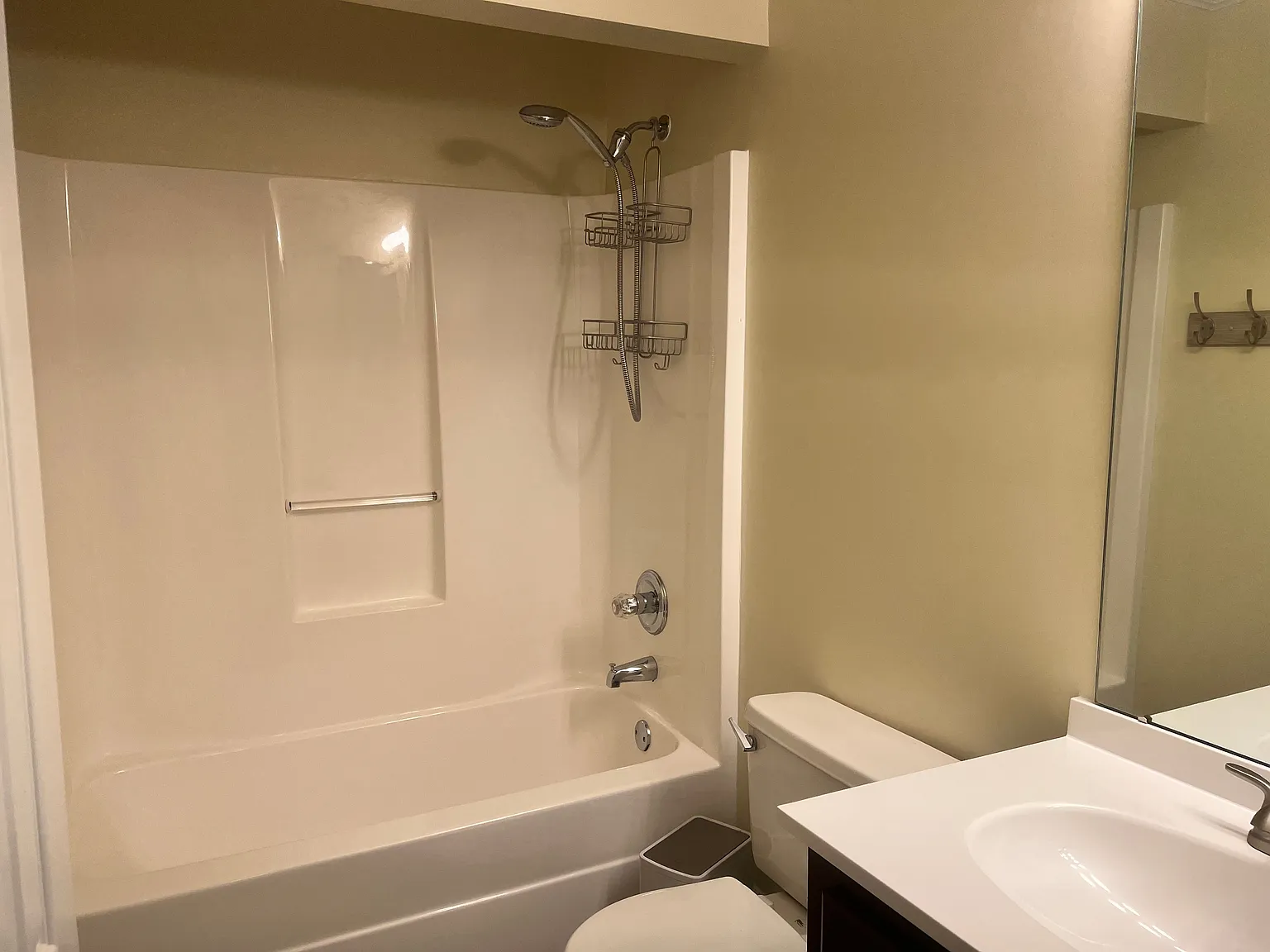 4 bed, 2.0 bath, 2021 sqft, $2,200 — Photo 3