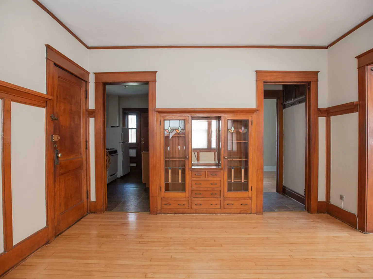 East Side Apartments Near UWM Heat Included — Photo 3