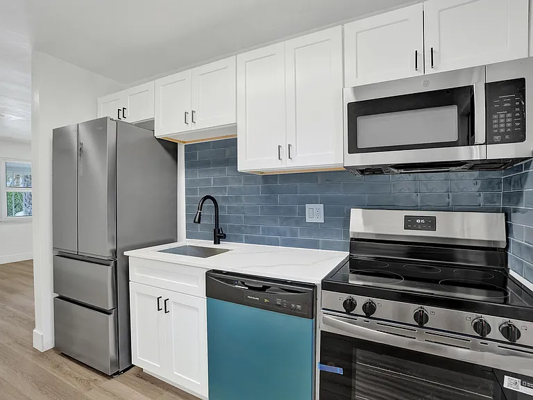 2020 NE 15th St — Photo 11