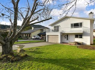 1542 San Juan Ave, Saanich, BC V8N 2L5