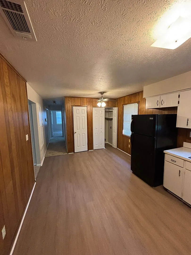 Charming 3 - Bedroom Home with Fenced Backyard — Photo 3