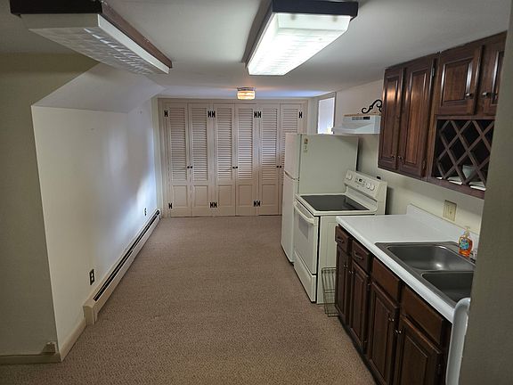 Kitchen with stove, fridge, double sink and closet pantry