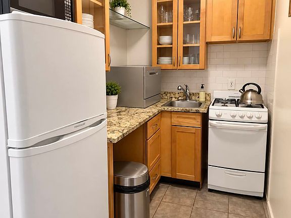 5th image of 110 Sullivan St APT 1E