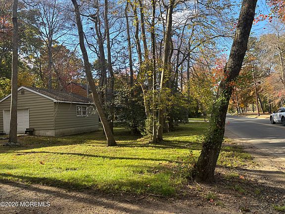 3rd image of 824 S Lake Drive