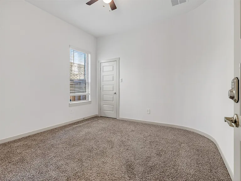 818 Kingwood Dr — Photo 10