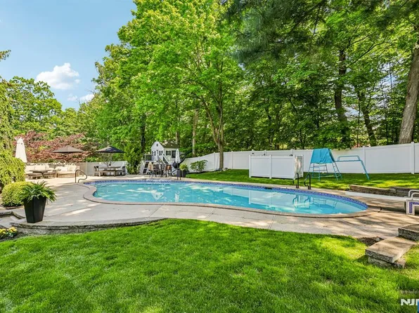 79 Sheffield St, Oakland, NJ 07436