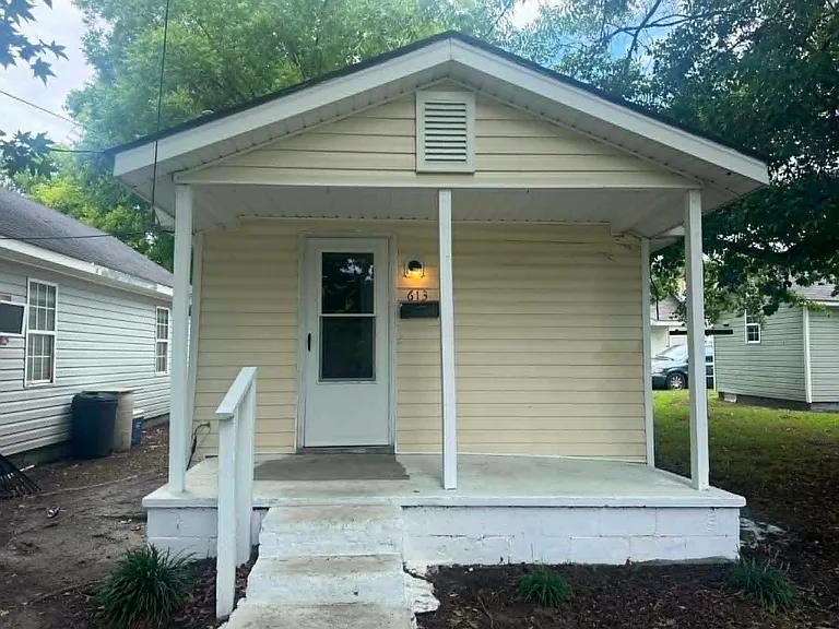 613 E Johnston St — Photo 1