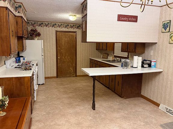 5th image of 623 W Race St