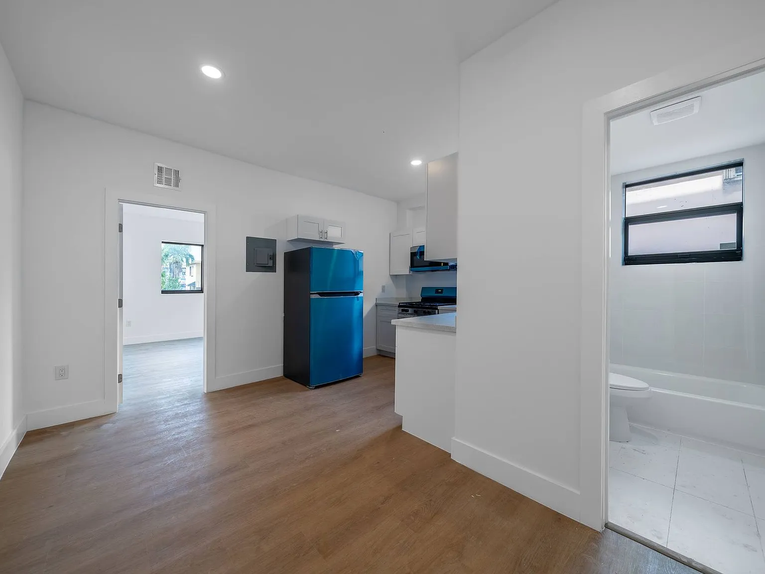 newly renovated in Little Havana! 1/1 $1,800/m & 2/1 $2,000/m, remodelados en Little Havana. — Photo 2