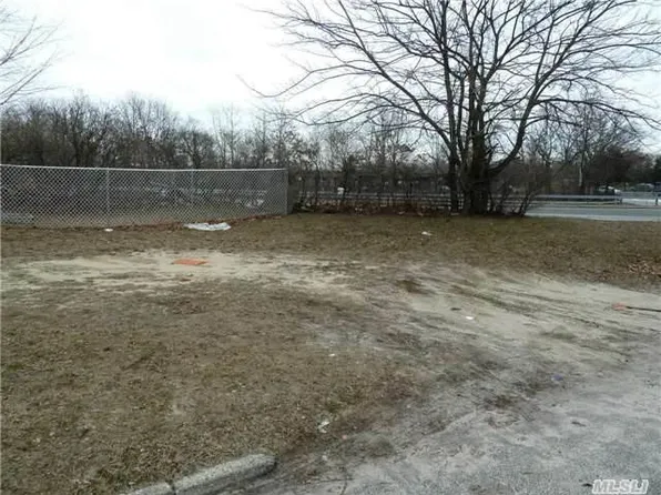 Sunrise Hwy, Bay Shore, NY 11706