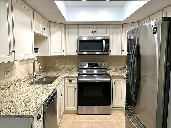 4th image of 1231 Queen Anne Dr