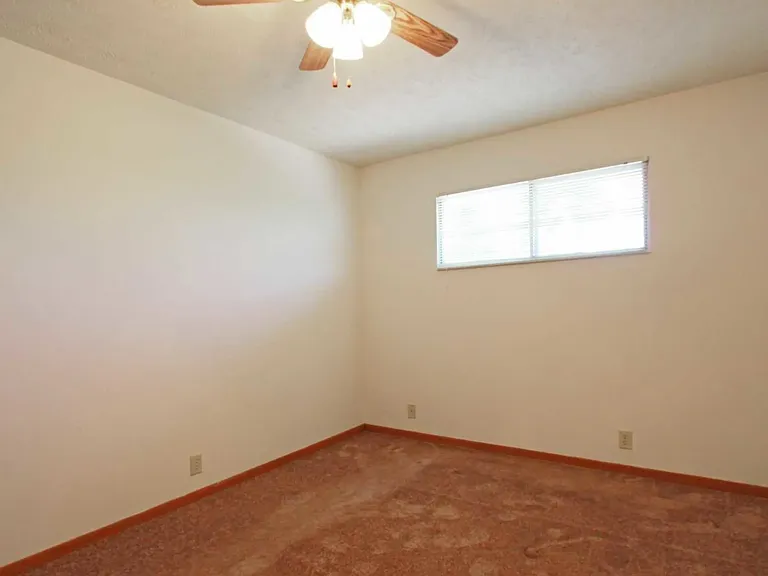 Kingston Court Apartments — Photo 9
