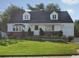 229 Crest Ave, Floral Park, NY 11001