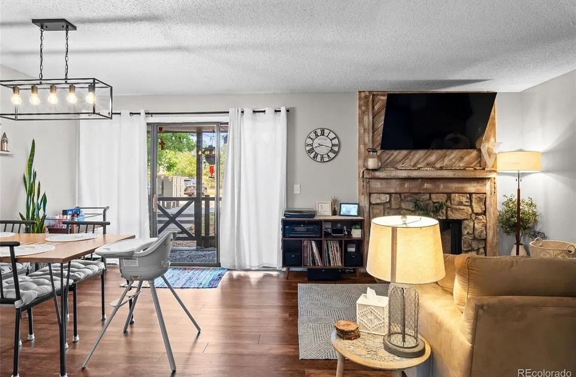 2 bed, 1032 sqft, $1,899 — Photo 1