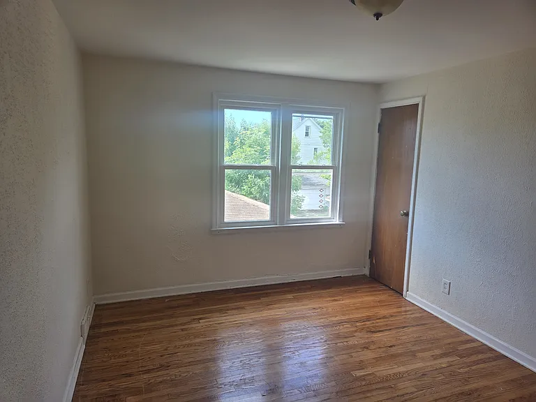 1553 Whitney Ave — Photo 6