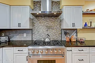 1375 Larchmont Ave — Photo 4