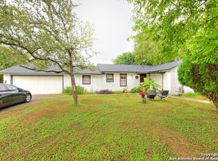 311 Renfro Dr, Devine, TX 78016
