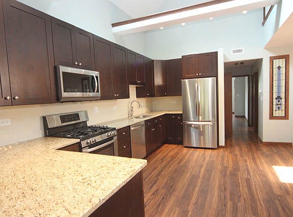 4th image of 3422 N Leavitt St #2