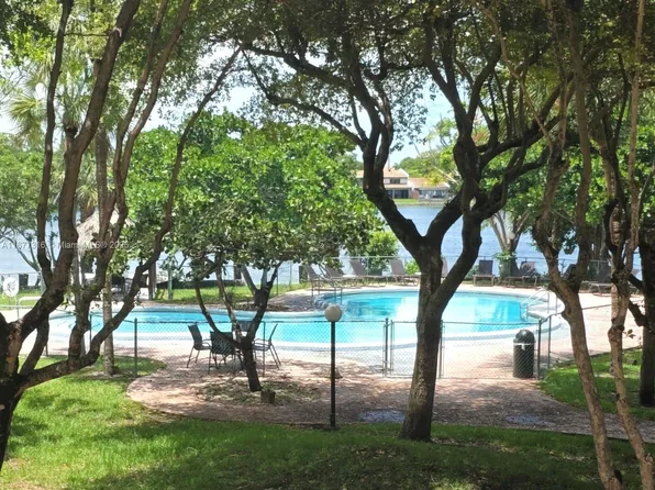 661 NE 195th St APT 215, Miami, FL 33179