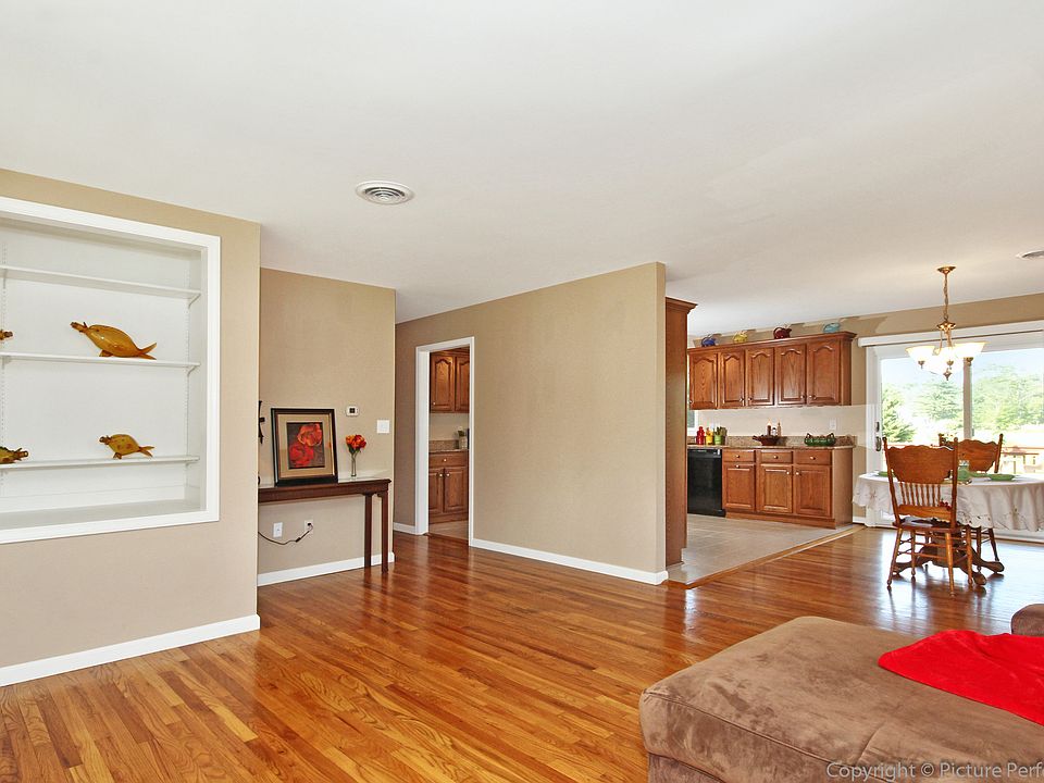 1st image of 31 E Moser Rd