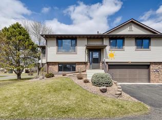 593 Donegal Cir, Shoreview, MN 55126