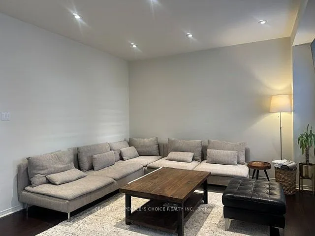 33 Mansbridge Cres — Photo 9