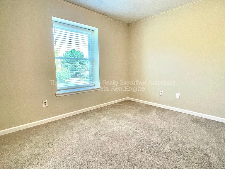 1363 Wenlock Rd — Photo 10