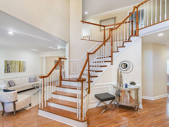 TWO-STORY FOYER