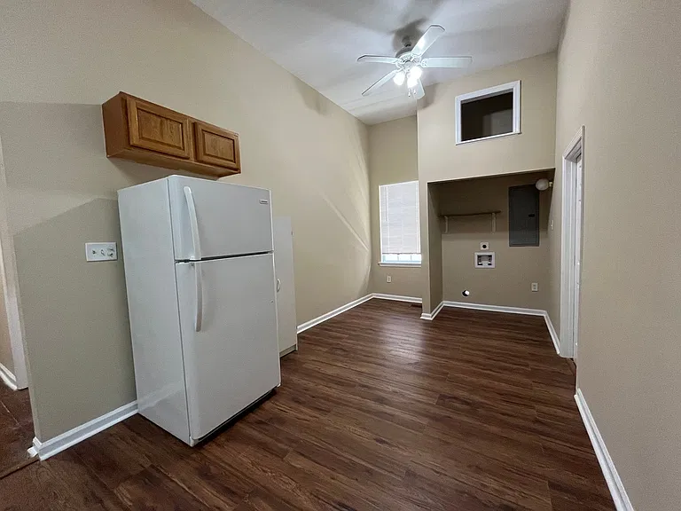 825 E Henry St — Photo 4