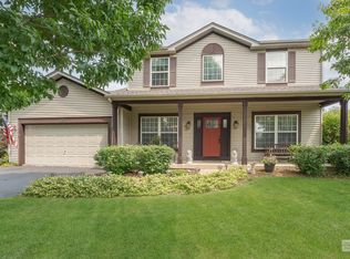 152 Edgewater Ln, Sugar Grove, IL 60554