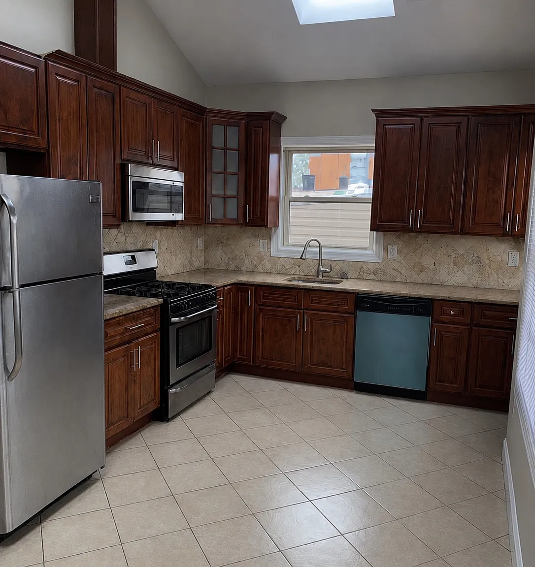 4 bed, 1350 sqft, $3,999 — Photo 2