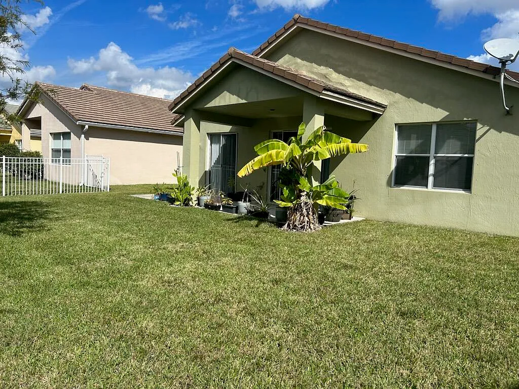3 bed, 2.0 bath, 1735 sqft, $2,500 — Photo 2