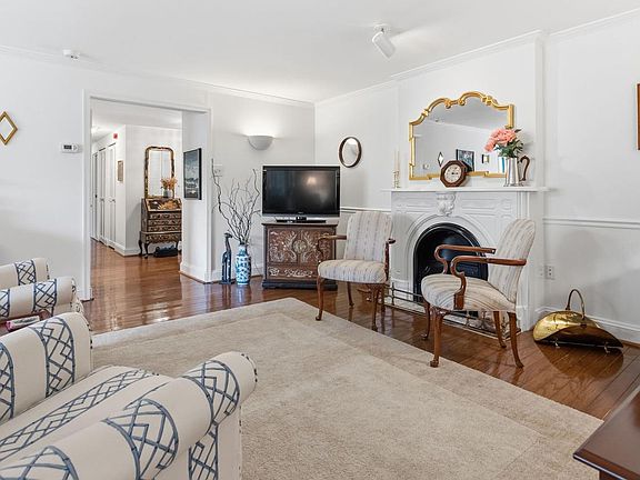 3rd image of 930 W Montgomery Ave #304