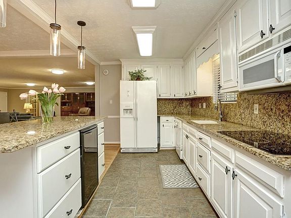 3rd image of 2084 Continental Dr