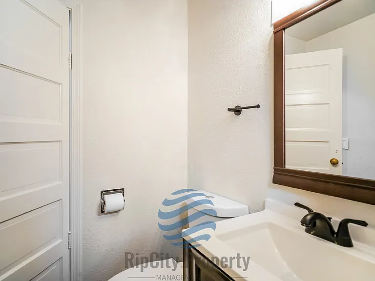 1307 Elm St — Photo 9