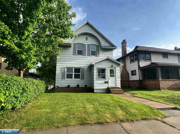 15 1st St SW, Chisholm, MN 55719