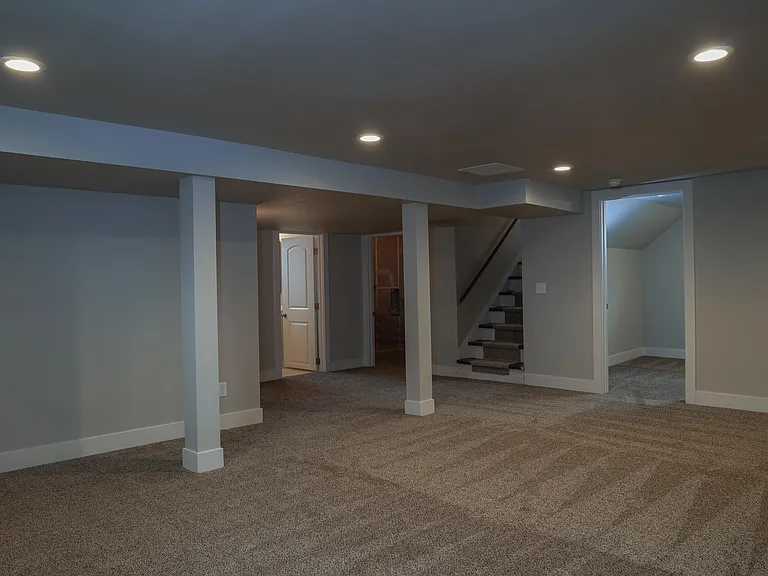 1528 Clark Ave — Photo 6