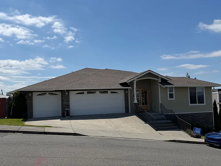 8212 72nd Pl NE — Photo 1