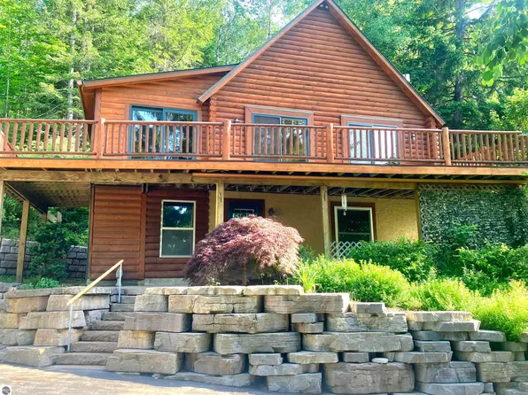 790 N Eckhardt Rd, Bellaire, MI 49615