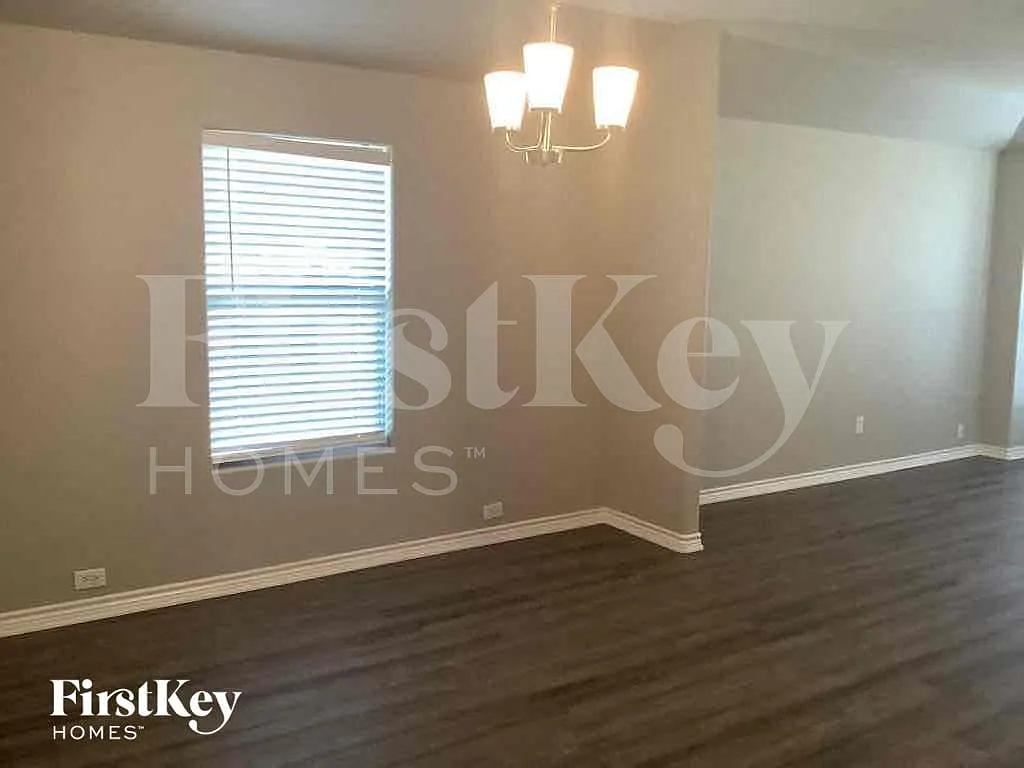 3 bed, 2.0 bath, 2009 sqft, $2,250 — Photo 3