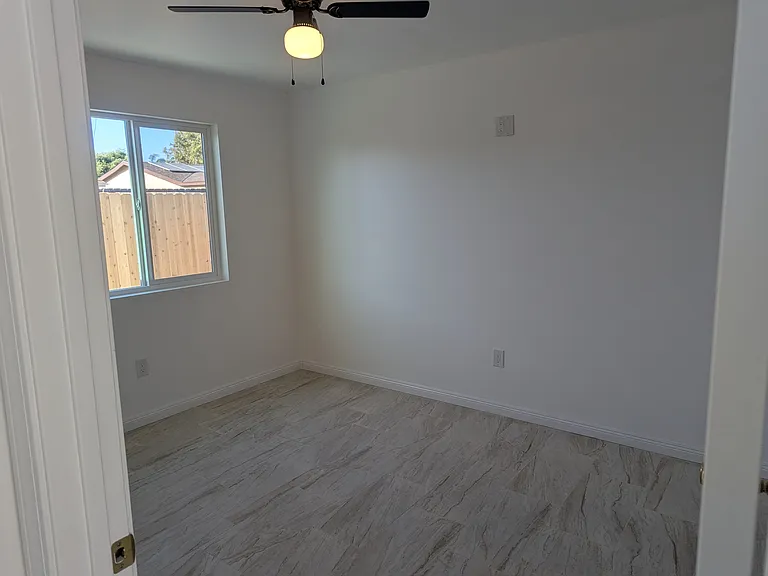 1208 N Oakley Ave #A — Photo 6