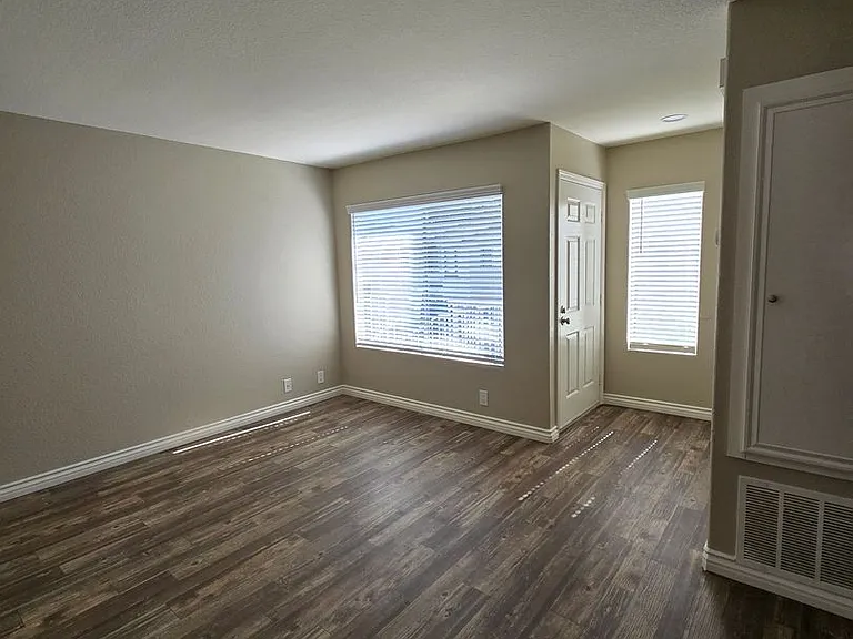 Lakeshore Terrace — Photo 30