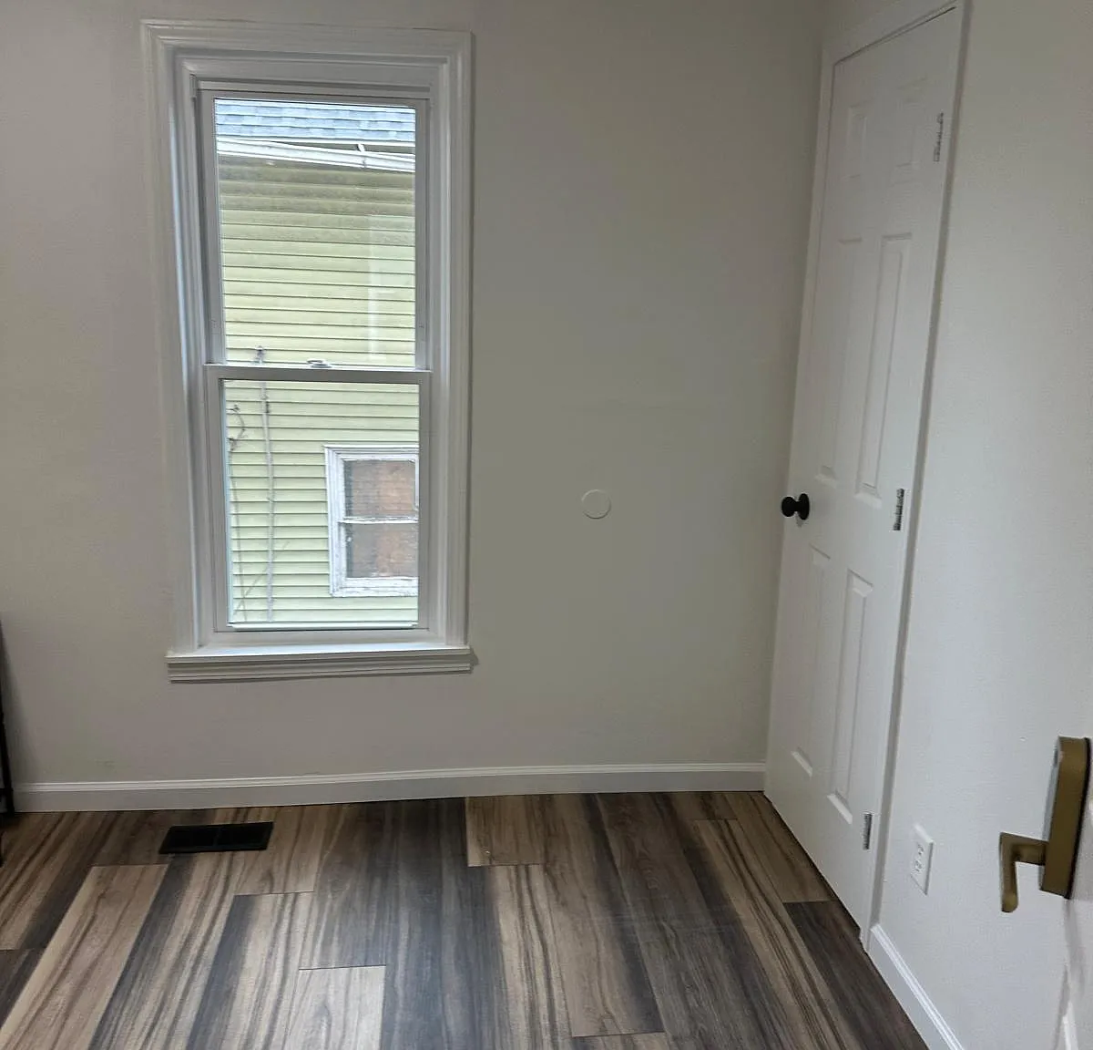4 bed, 2.0 bath, 2100 sqft, $819 — Photo 1