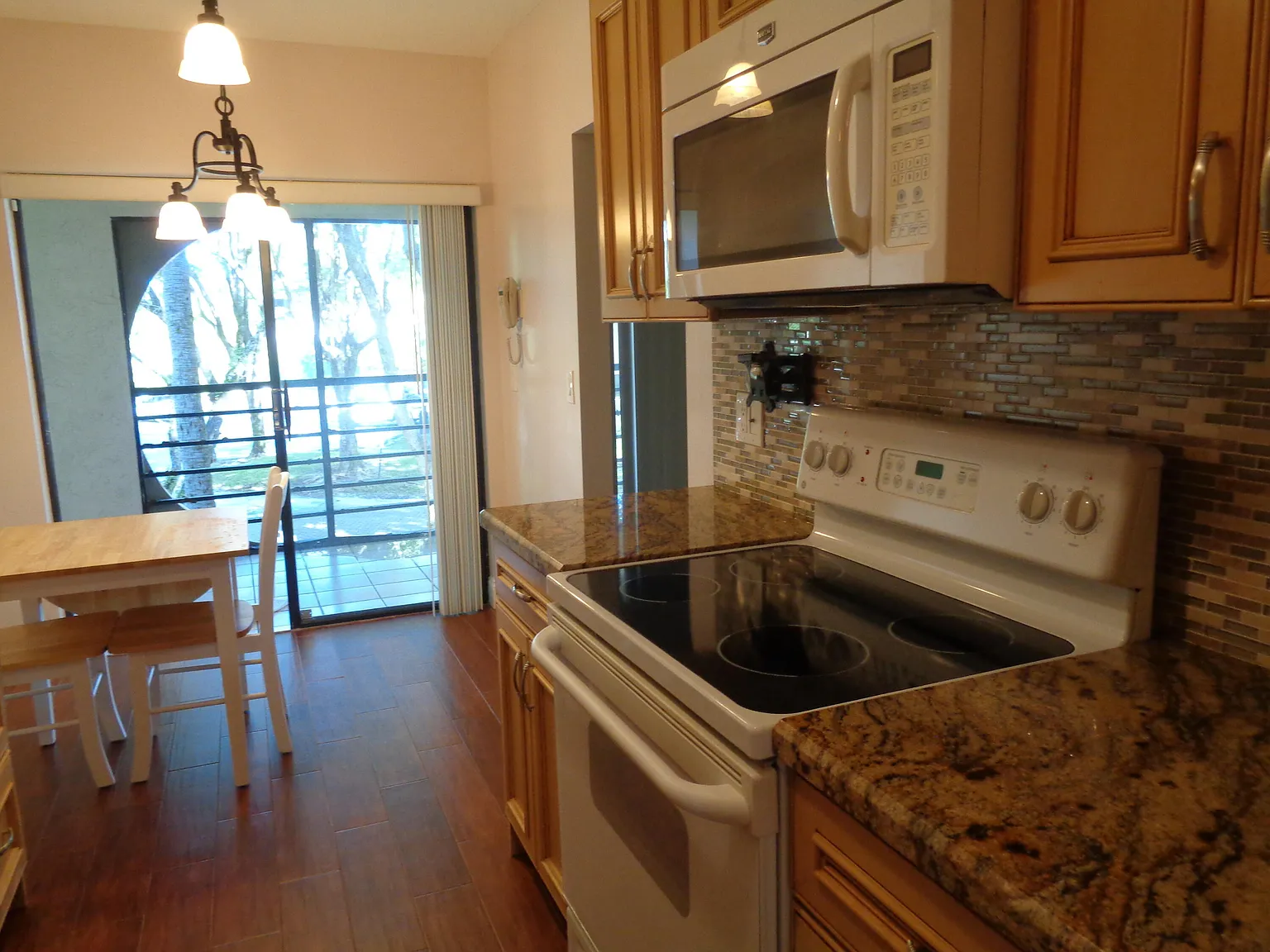 2 bed, 2.0 bath, 1276 sqft, $2,350 — Photo 2