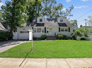 28 Cherry St, Massapequa, NY 11758