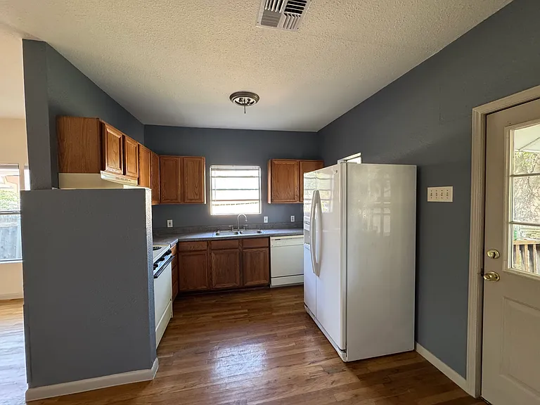 709 E Elmira St — Photo 20