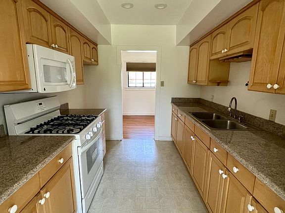 4th image of 1643-1645 Acacia Ave #1643